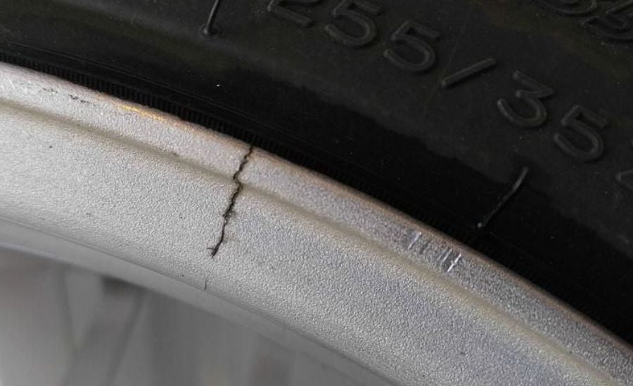 can a cracked rim cause loss of tire pressure